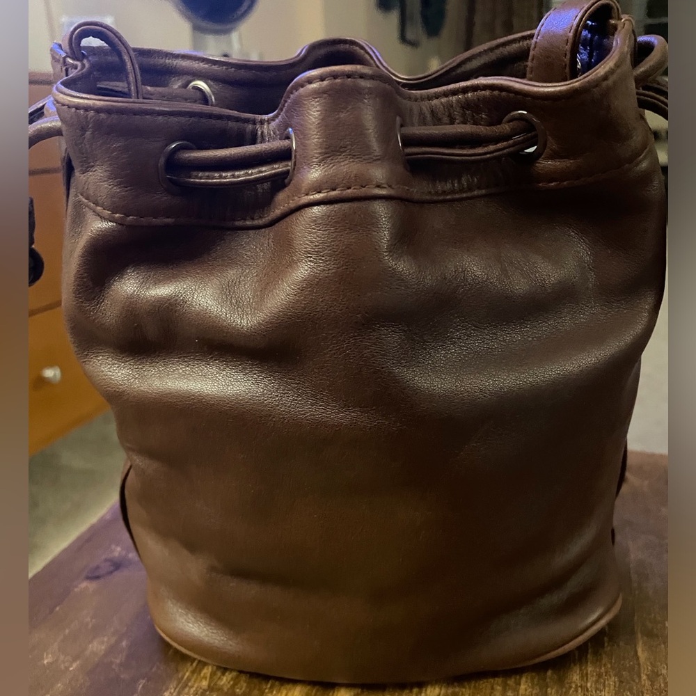 Sereta Leather Crossbody Shoulder Handbag Bucket style Supple Leather